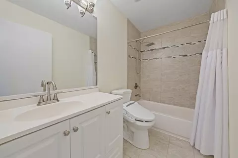 Bath - 820 N Dexter Ln, Hoffman Estates, IL 60169 photo 2 of 2