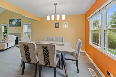 Dining - 820 N Dexter Ln, Hoffman Estates, IL 60169 photo 2 of 3