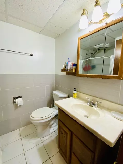 Bath - 592 Pine Grove Ave, Gurnee, IL 60031 photo 1 of 2