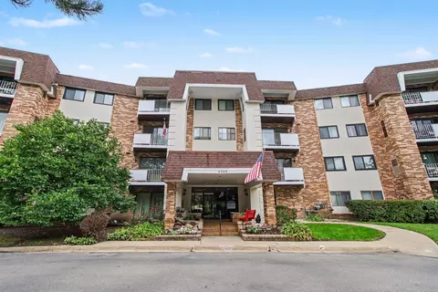 3300 N Carriageway Dr #216, Arlington Heights, IL 60004