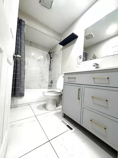 Bath - 111 S Hale Ave, Bartlett, IL 60103 photo 2 of 2