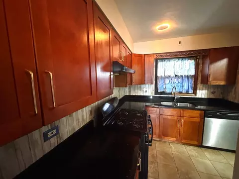 Kitchen - 111 S Hale Ave, Bartlett, IL 60103 photo 3 of 3