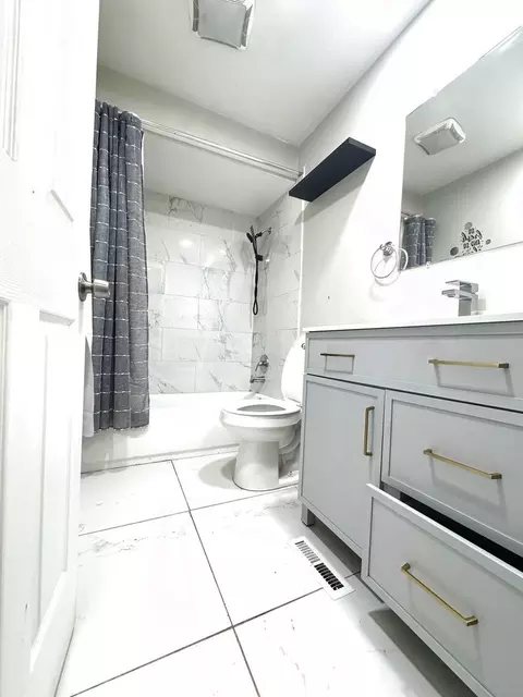 Bath - 111 S Hale Ave, Bartlett, IL 60103 photo 1 of 2