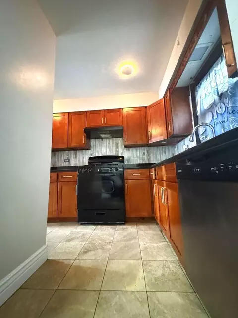 Kitchen - 111 S Hale Ave, Bartlett, IL 60103 photo 1 of 3