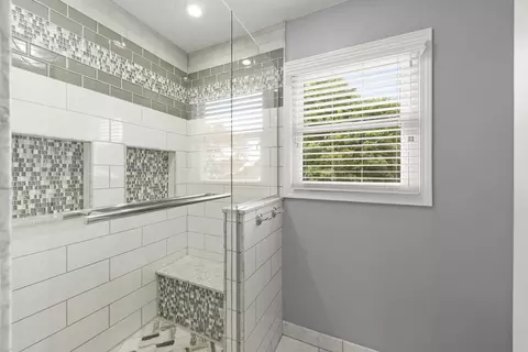 Bath - 1608 Lois Ann Ln, Naperville, IL 60563 photo 5 of 5