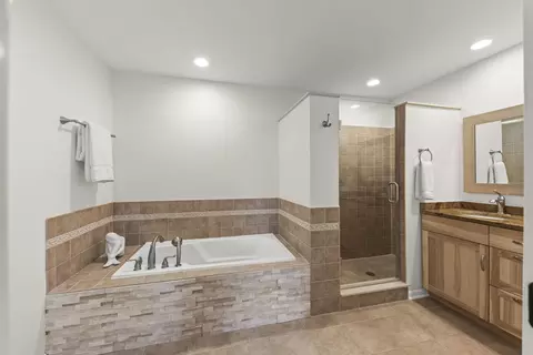 Bath - 1608 Lois Ann Ln, Naperville, IL 60563 photo 2 of 5