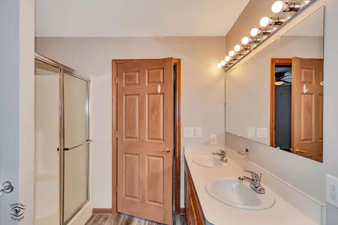 Bath - 23336 S Kings Rd, Steger, IL 60475 photo 2 of 3