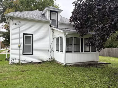 Exterior - 402 SW 3rd St, Aledo, IL 61231 photo 2 of 3