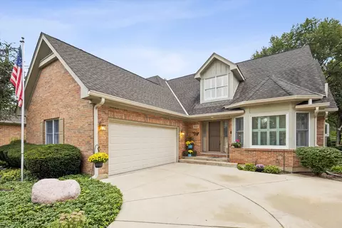 933 Wedgewood Dr, Crystal Lake, IL 60014