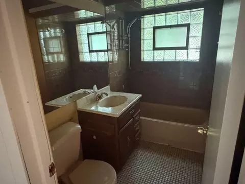 Bath - 15239 Hamlin Ave, Midlothian, IL 60445 photo 1 of 1