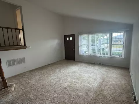 Living - 15239 Hamlin Ave, Midlothian, IL 60445 photo 2 of 3