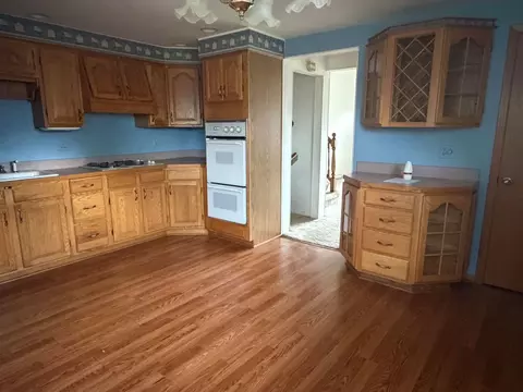 Kitchen - 15239 Hamlin Ave, Midlothian, IL 60445 photo 2 of 2