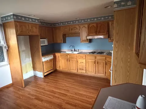 Kitchen - 15239 Hamlin Ave, Midlothian, IL 60445 photo 1 of 2