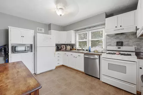 Kitchen - 402 SW 7th Ave, Aledo, IL 61231 photo 1 of 3