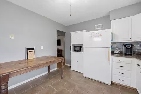 Kitchen - 402 SW 7th Ave, Aledo, IL 61231 photo 3 of 3