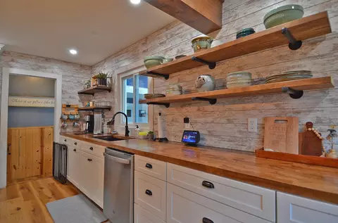 Kitchen - 2469 Circle Dr, Ottawa, IL 61350 photo 6 of 10