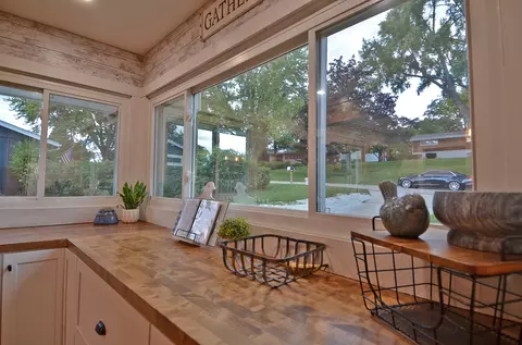 Kitchen - 2469 Circle Dr, Ottawa, IL 61350 photo 5 of 10