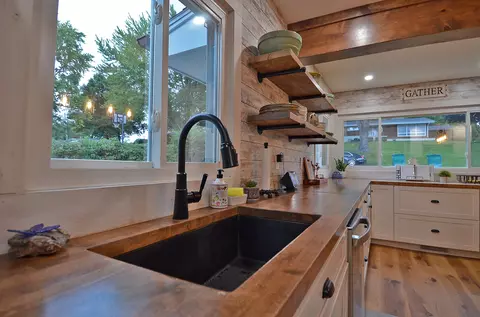 Kitchen - 2469 Circle Dr, Ottawa, IL 61350 photo 9 of 10