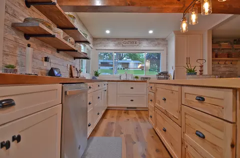 Kitchen - 2469 Circle Dr, Ottawa, IL 61350 photo 2 of 10