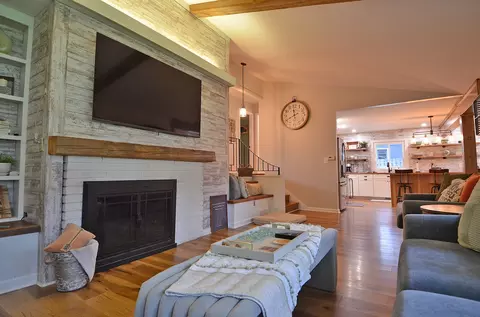 Living - 2469 Circle Dr, Ottawa, IL 61350 photo 4 of 4