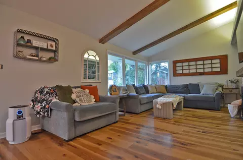 Living - 2469 Circle Dr, Ottawa, IL 61350 photo 2 of 4