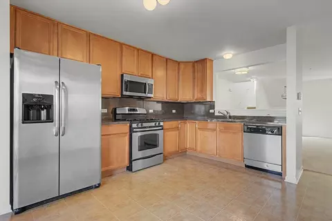 Kitchen - 792 River Mill Pkwy, Wheeling, IL 60090 photo 2 of 2