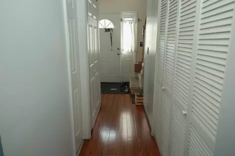 Entry Way - 1000 Sandpiper Ct, Bartlett, IL 60103 photo 3 of 5