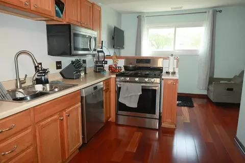 Kitchen - 1000 Sandpiper Ct, Bartlett, IL 60103 photo 3 of 3