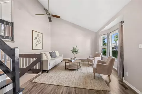 Living - 304 S Cross Trl, Mchenry, IL 60050 photo 2 of 5