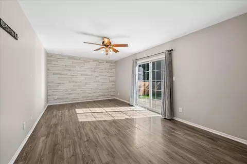 Living - 304 S Cross Trl, Mchenry, IL 60050 photo 5 of 5
