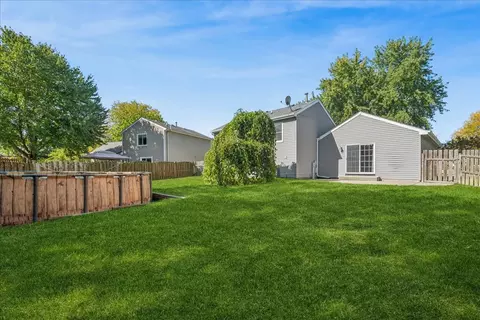 Exterior - 304 S Cross Trl, Mchenry, IL 60050 photo 4 of 5