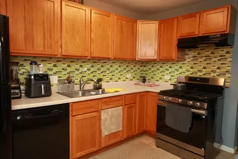 Kitchen - 1132 Sandpiper Ct, Bartlett, IL 60103 photo 4 of 5