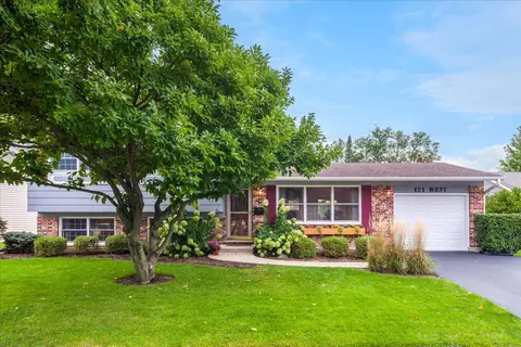 121 W Suffield Dr, Arlington Heights, IL 60004