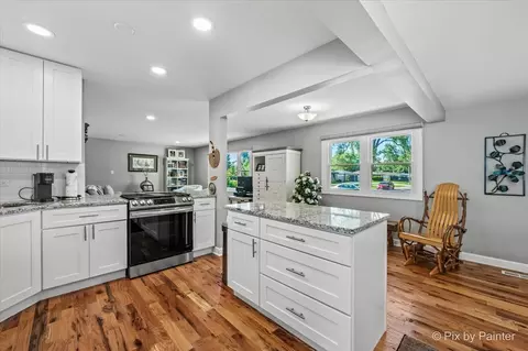 Kitchen - 495 Glendale Ln, Hoffman Estates, IL 60169 photo 1 of 2