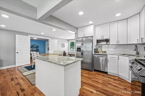 Kitchen - 495 Glendale Ln, Hoffman Estates, IL 60169 photo 2 of 2