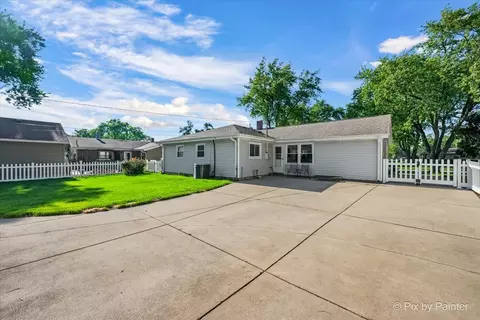 Exterior - 495 Glendale Ln, Hoffman Estates, IL 60169 photo 4 of 9