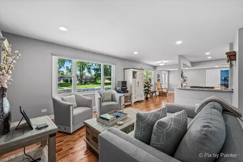 Living - 495 Glendale Ln, Hoffman Estates, IL 60169 photo 1 of 2