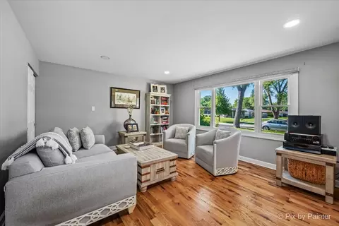 Living - 495 Glendale Ln, Hoffman Estates, IL 60169 photo 2 of 2