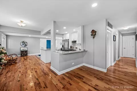 Entry Way - 495 Glendale Ln, Hoffman Estates, IL 60169 photo 1 of 2