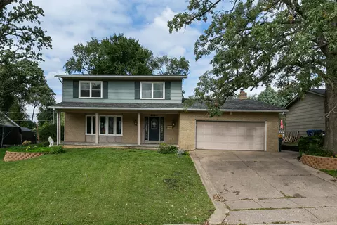 4520 Canterbury Ln, Davenport, IA 52806