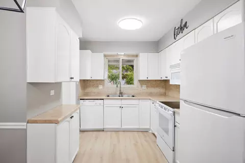 Kitchen - 1502 Johnstown Ct, Wheaton, IL 60189 photo 1 of 3