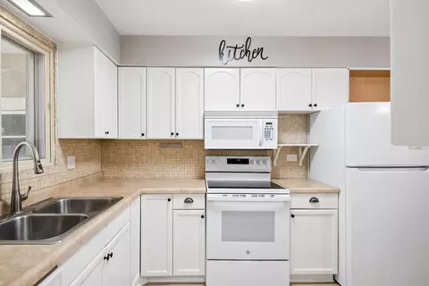 Kitchen - 1502 Johnstown Ct, Wheaton, IL 60189 photo 2 of 3