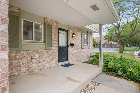 Exterior - 1502 Johnstown Ct, Wheaton, IL 60189 photo 2 of 4