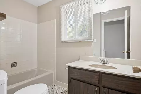 Bath - 1502 Johnstown Ct, Wheaton, IL 60189 photo 1 of 2