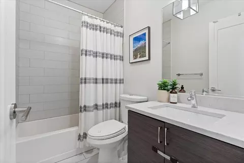 Bath - 1918 W Armitage Ave #1A, Chicago, IL 60622 photo 2 of 3