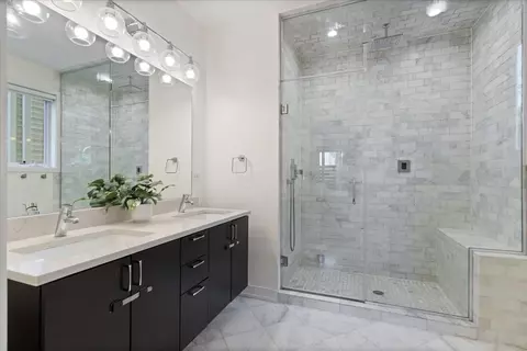 Bath - 1918 W Armitage Ave #1A, Chicago, IL 60622 photo 1 of 3