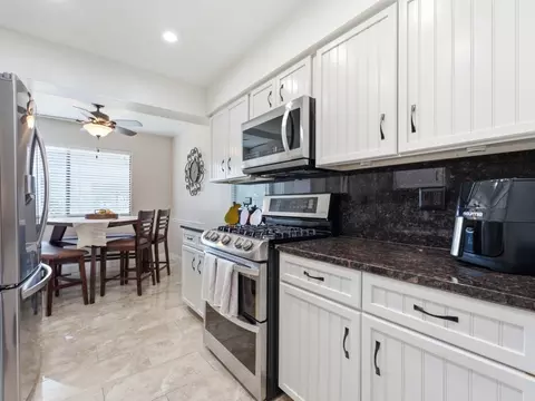 Kitchen - 490 Tahoe Circle Dr, Wheeling, IL 60090 photo 3 of 4