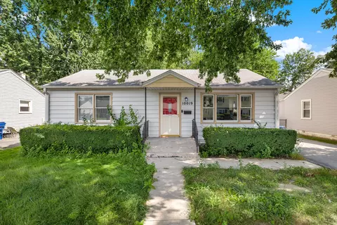 10019 S Tripp Ave, Oak Lawn, IL 60453