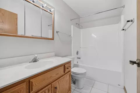 Bath - 826 S Edgewater Dr, Morris, IL 60450 photo 2 of 4