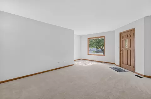 Living - 826 S Edgewater Dr, Morris, IL 60450 photo 4 of 6